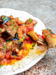 Turkish aubergine in tomato sauce (Soslu patlıcan) - recipe / A kitchen in Istanbul