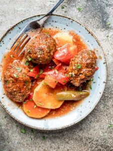 İzmir köfte (Turkish meatballs with potato and tomato sauce) - recipe / A kitchen in Istanbul