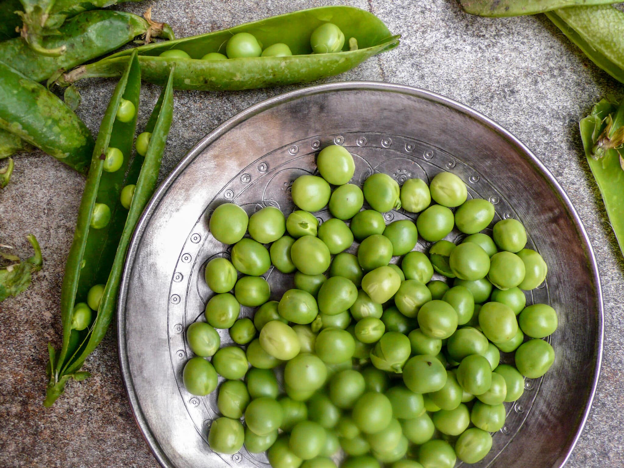 Fresh garden peas in the pod / A kitchen in Istanbul