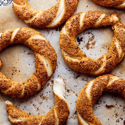 Simit side by side on Turkish tray